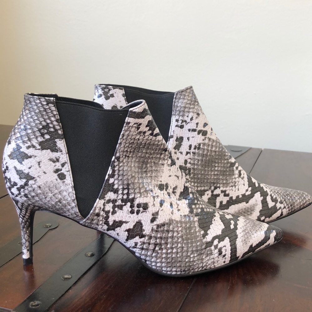 BNWT LuLu’s Snakeskin Pattern Heeled Booties